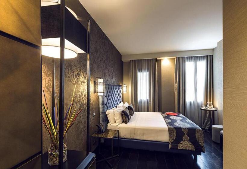 Suite, The Venice Times