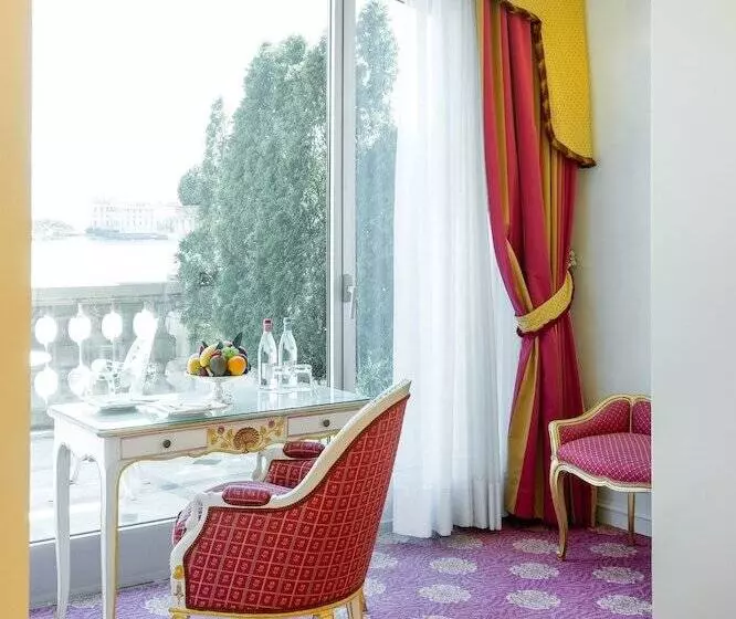 湖の見えるジュニアスイート, Villa E Palazzo Aminta