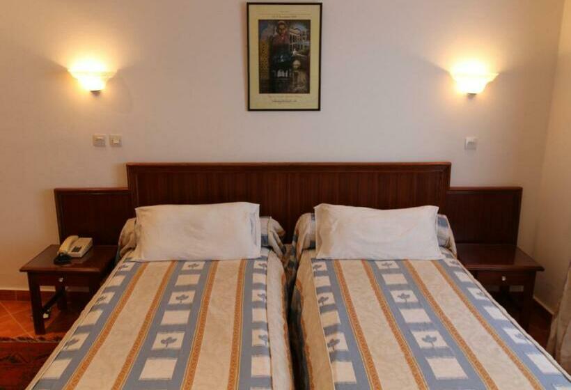 חדר סטנדרט לארבעה, Continental