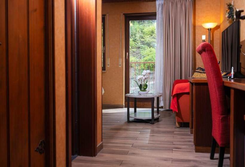 اتاق استاندارد سه نفره, Hostellerie Val Fleuri