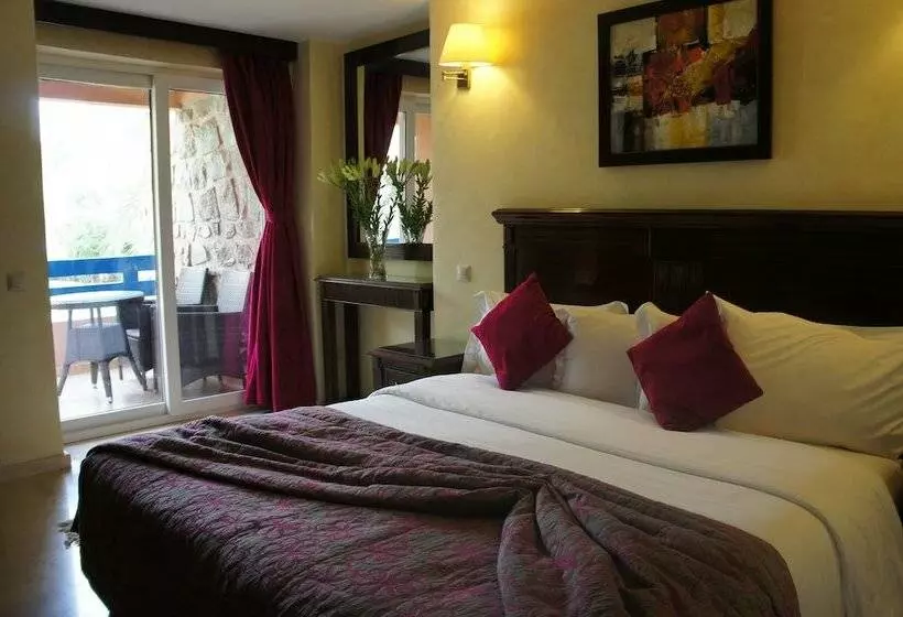 بانگلوی استاندارد, Kennedy Hospitality Resort