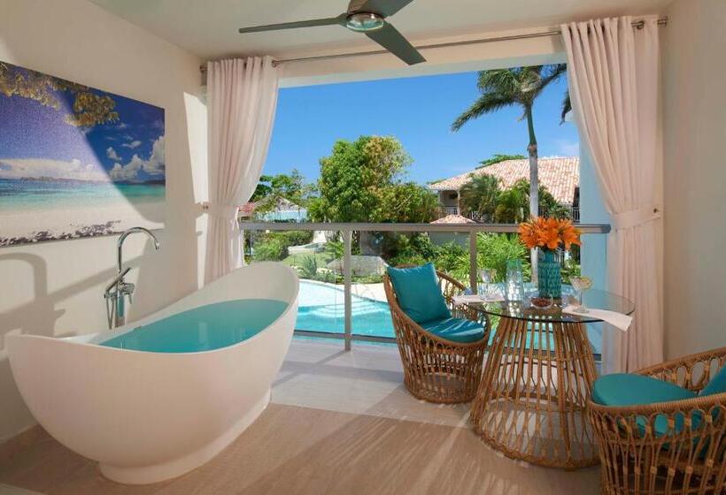 غرفة ديلوكس مطلّة علي البحر مزوَّدة بشُرفة, Sandals Montego Bay   All Inclusive Couples Only