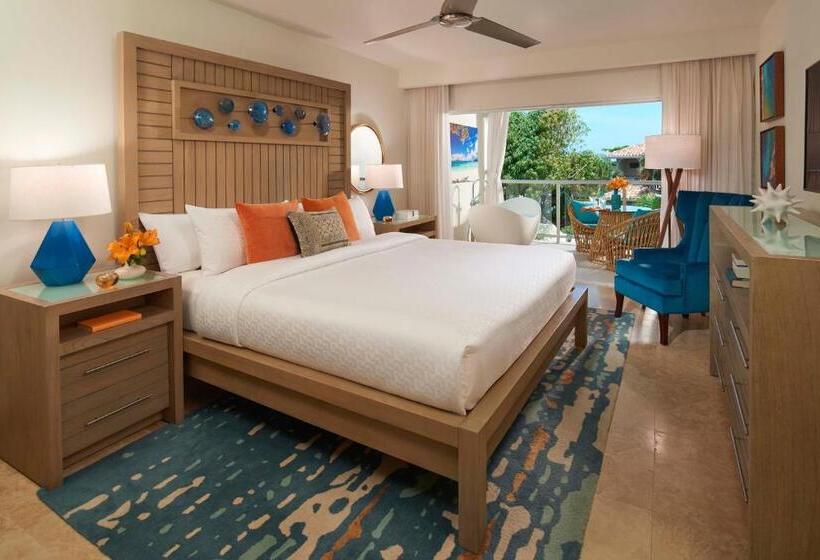 غرفة ديلوكس مطلّة علي البحر مزوَّدة بشُرفة, Sandals Montego Bay   All Inclusive Couples Only