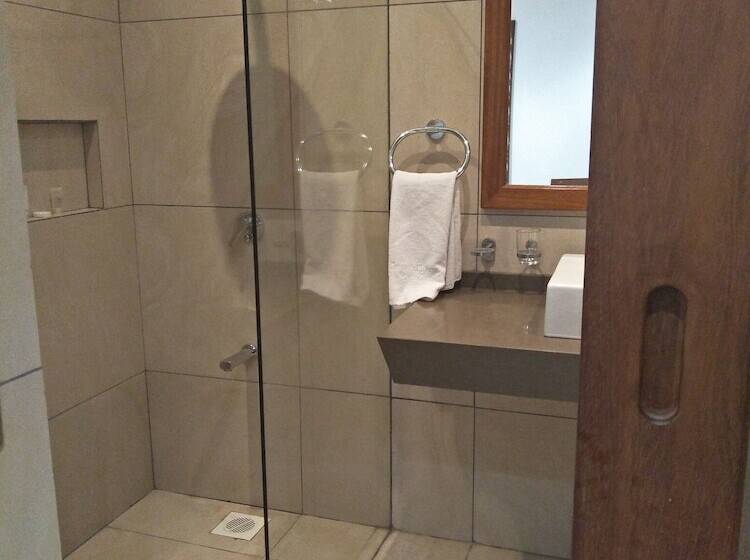 غرفة قياسية, Travellers Beach Hotel & Club