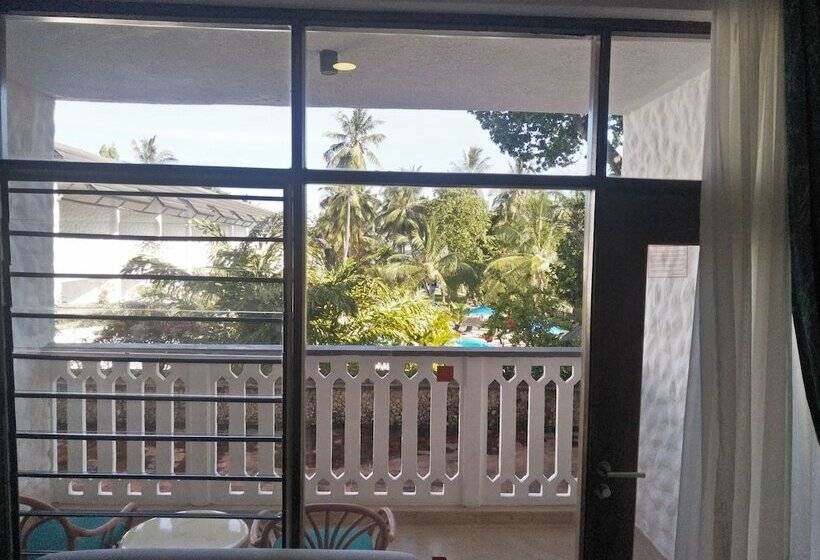 غرفة ديلوكس, Travellers Beach Hotel & Club