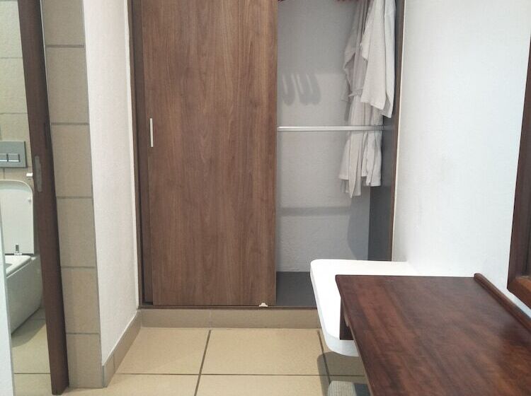 اتاق لوکس, Travellers Beach Hotel & Club