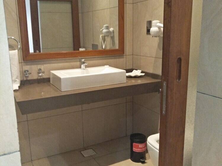 غرفة ديلوكس, Travellers Beach Hotel & Club