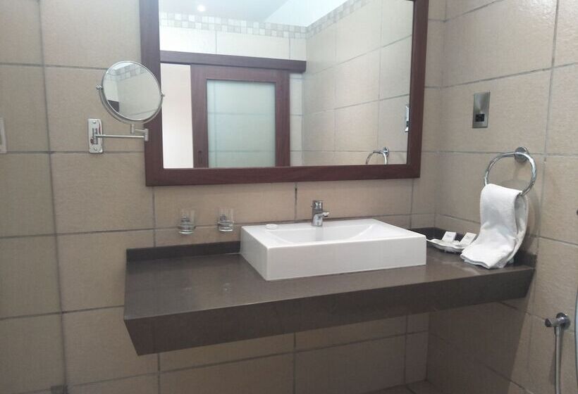 غرفة ديلوكس, Travellers Beach Hotel & Club