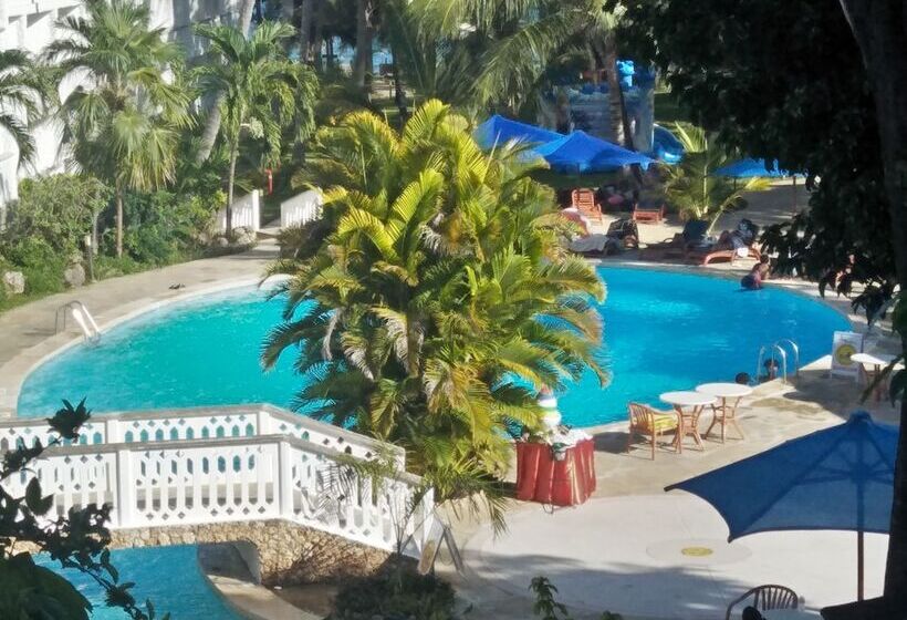 غرفة ديلوكس, Travellers Beach Hotel & Club