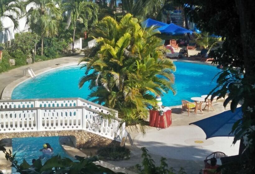 غرفة ديلوكس, Travellers Beach Hotel & Club