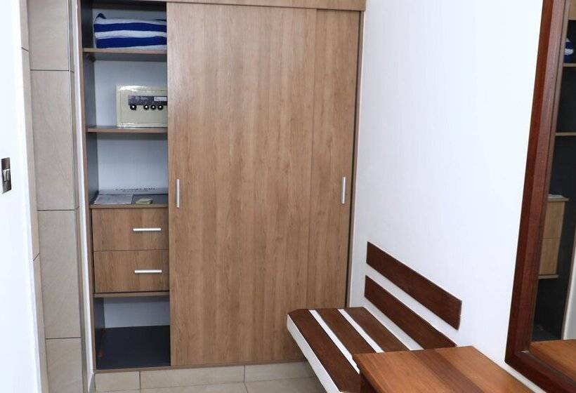 غرفة ديلوكس, Travellers Beach Hotel & Club