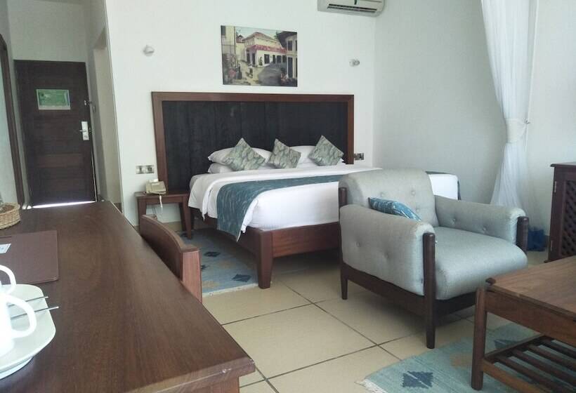 اتاق لوکس, Travellers Beach Hotel & Club