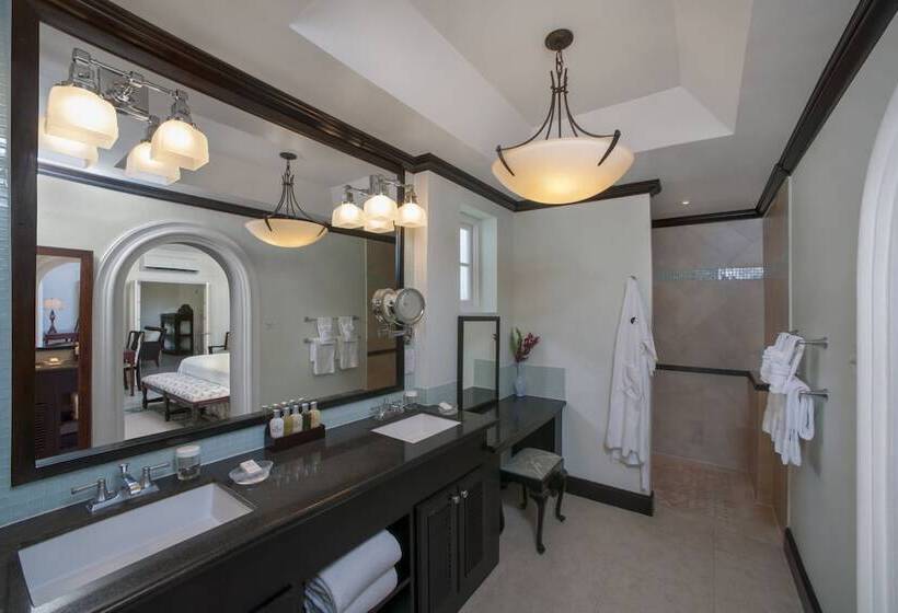 سوییت با استخر, Half Moon