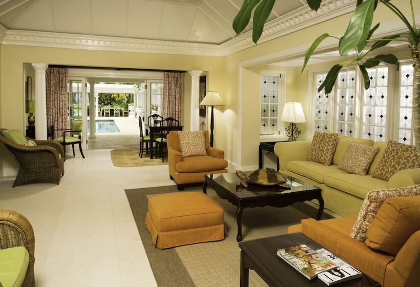 سوییت با استخر, Half Moon