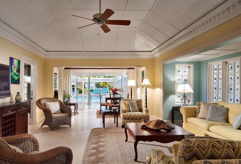 سوییت با استخر, Half Moon