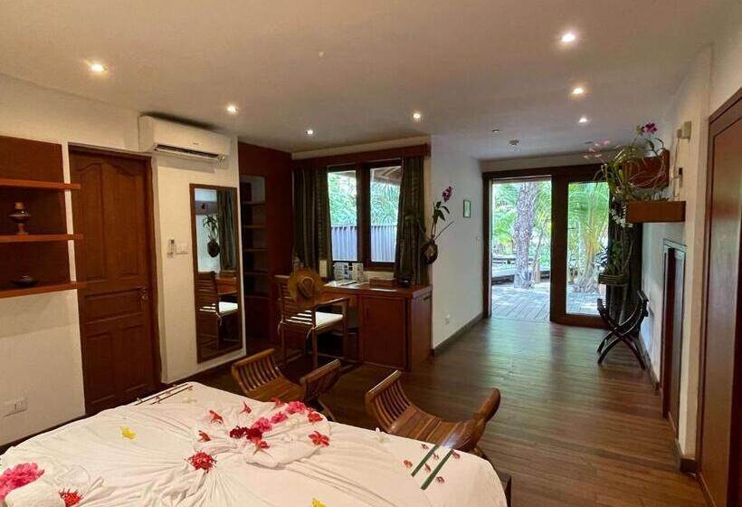 اتاق کلاب, Gangehi Island Resort & Spa