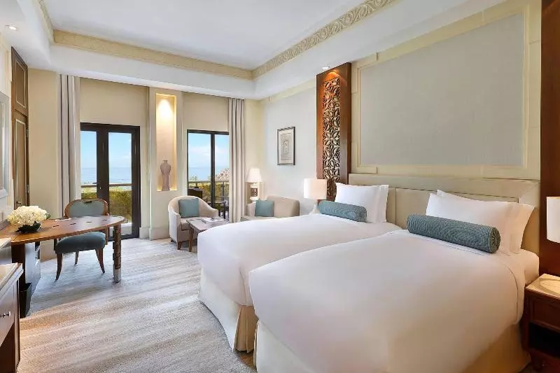 اتاق لوکس با چشمانداز دریا, Al Bustan Palace, A Ritzcarlton