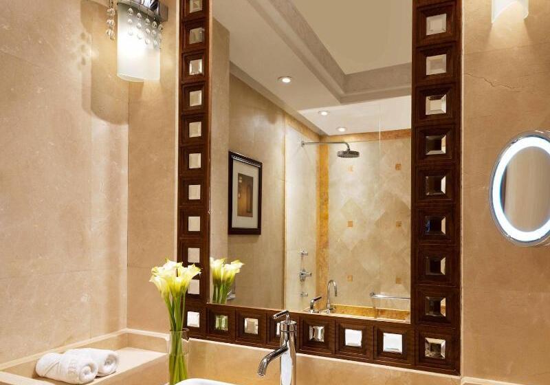 Deluxe Room Mountain View, Al Bustan Palace, A Ritzcarlton