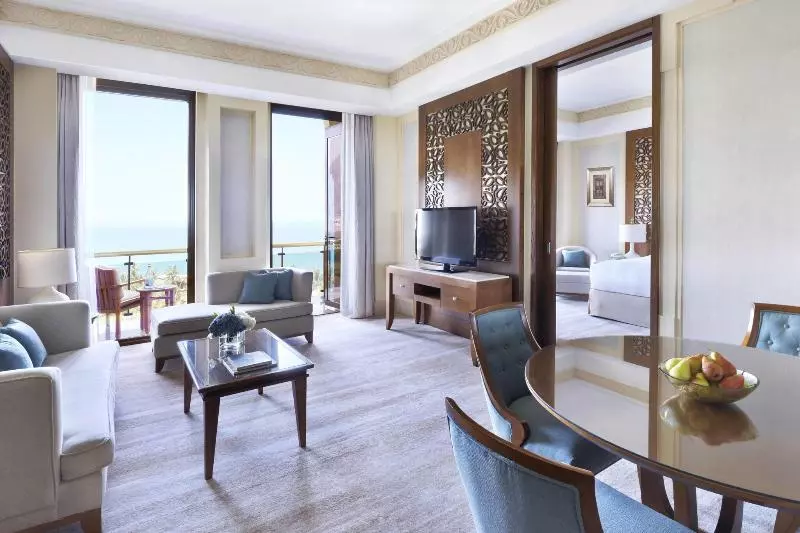 سوییت اجرایی, Al Bustan Palace, A Ritzcarlton