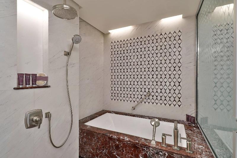 سوییت اجرایی, Al Bustan Palace, A Ritzcarlton