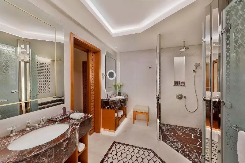سوئیت اجرایی با تخت کینگ, Al Bustan Palace, A Ritzcarlton