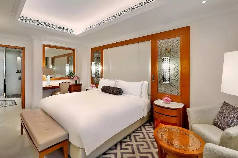 سوئیت اجرایی با تخت کینگ, Al Bustan Palace, A Ritzcarlton