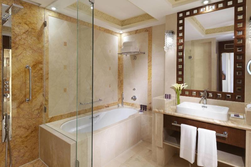 سوئیت اجرایی با تخت کینگ, Al Bustan Palace, A Ritzcarlton
