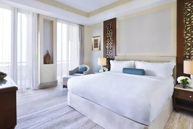 سوئیت اجرایی با تخت کینگ, Al Bustan Palace, A Ritzcarlton