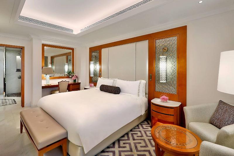 سوئیت اجرایی با تخت کینگ, Al Bustan Palace, A Ritzcarlton