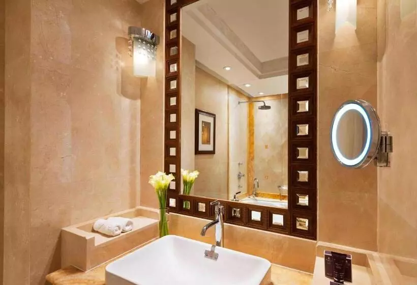 اتاق لوکس با تخت بزرگ, Al Bustan Palace, A Ritzcarlton