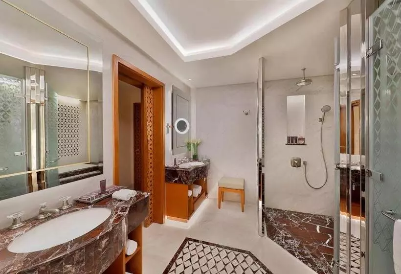 سوئیت اجرایی با تخت کینگ, Al Bustan Palace, A Ritzcarlton