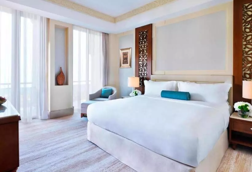 سوئیت اجرایی با تخت کینگ, Al Bustan Palace, A Ritzcarlton