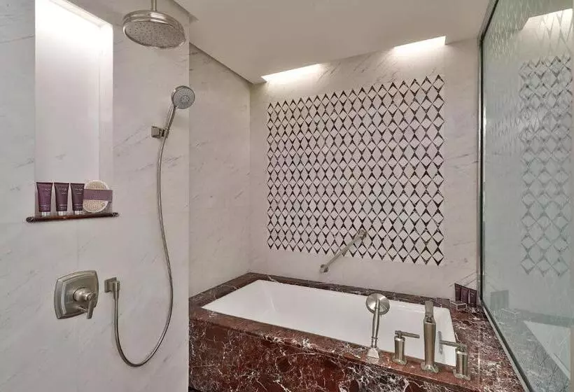 سوئیت اجرایی با تخت کینگ, Al Bustan Palace, A Ritzcarlton