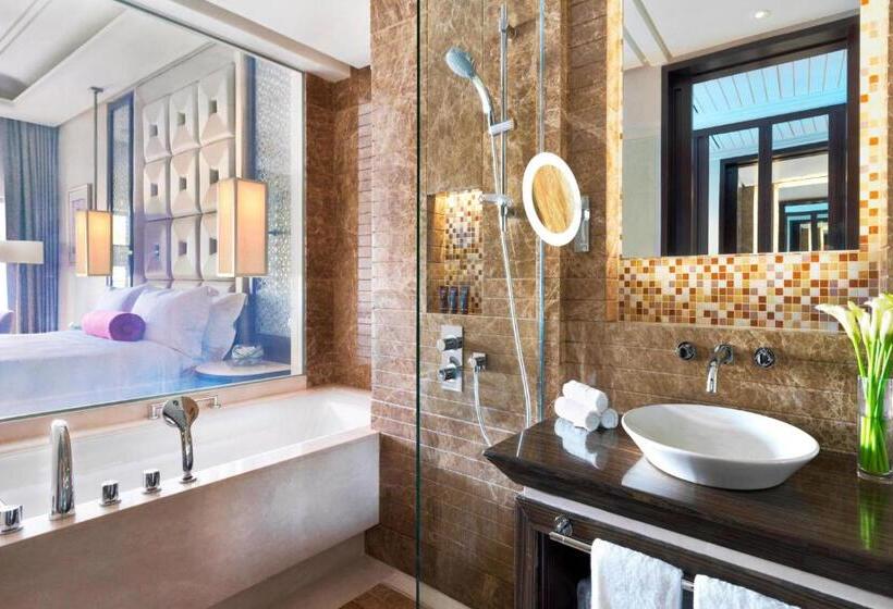 اتاق استاندارد با تخت بزرگ, Al Bustan Palace, A Ritzcarlton