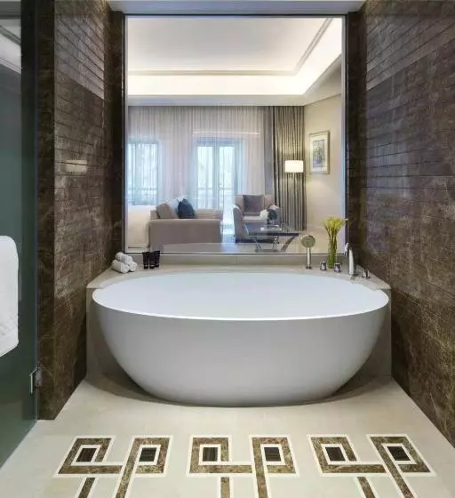 سوییت جونیور با بالکن, Al Bustan Palace, A Ritzcarlton