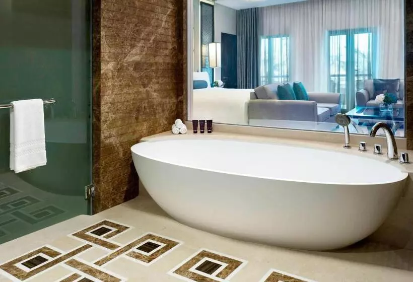 سوییت جونیور با بالکن, Al Bustan Palace, A Ritzcarlton