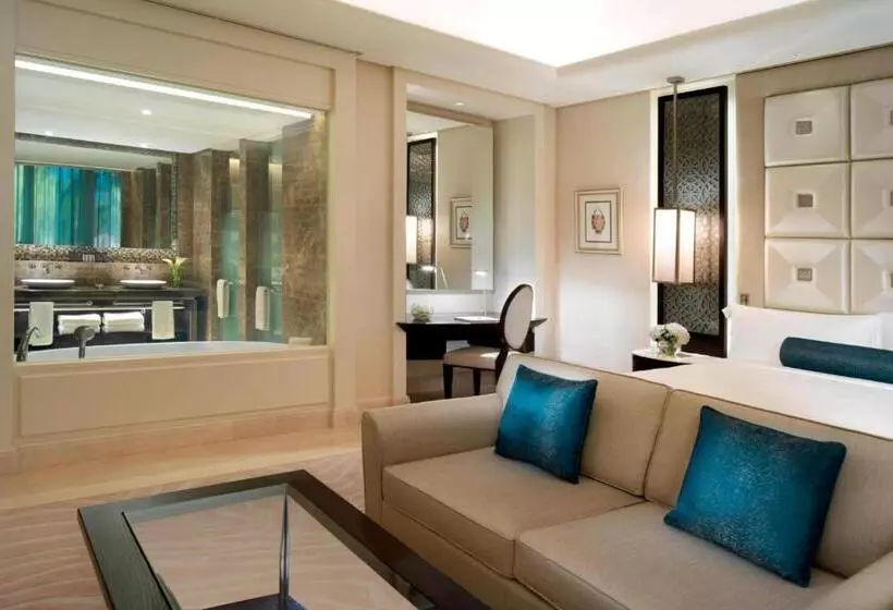 سوییت جونیور با بالکن, Al Bustan Palace, A Ritzcarlton