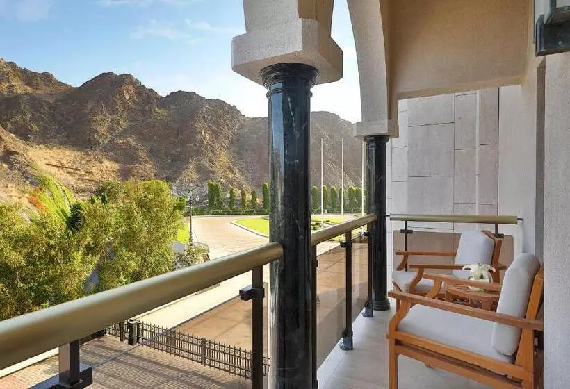 Deluxe Room Mountain View, Al Bustan Palace, A Ritzcarlton