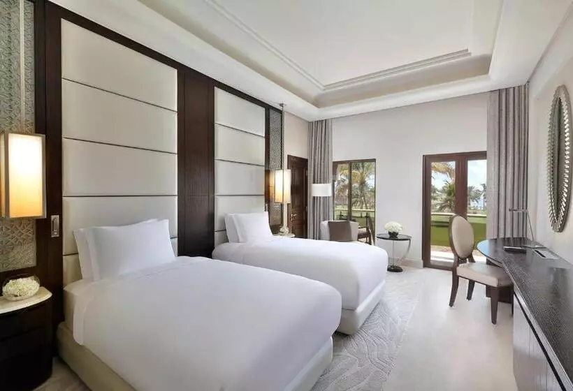 اتاق لوکس با چشمانداز استخر, Al Bustan Palace, A Ritzcarlton