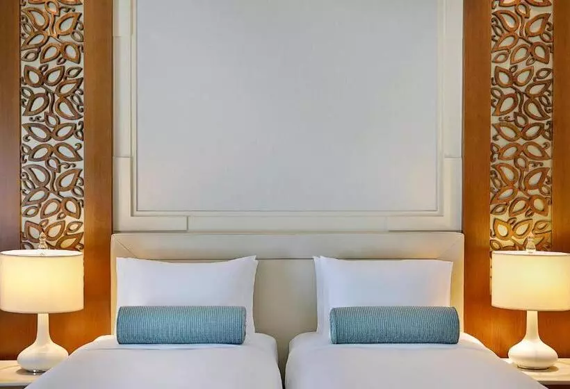 سوییت اجرایی, Al Bustan Palace, A Ritzcarlton
