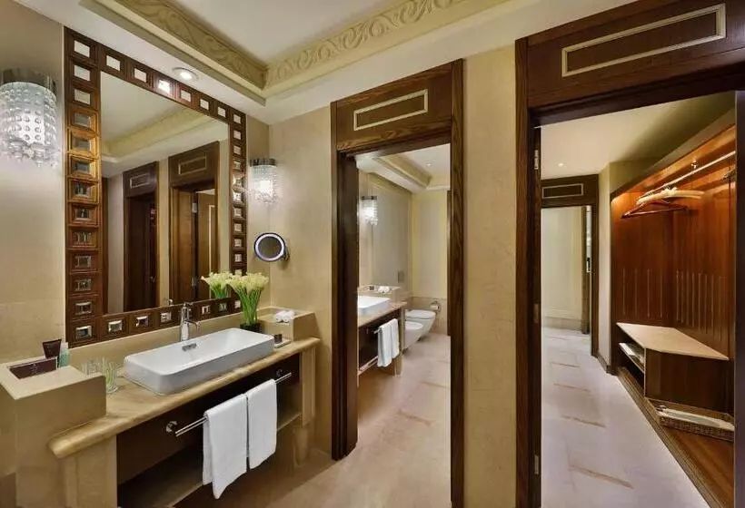 سوئیت اجرایی با چشمانداز دریا, Al Bustan Palace, A Ritzcarlton