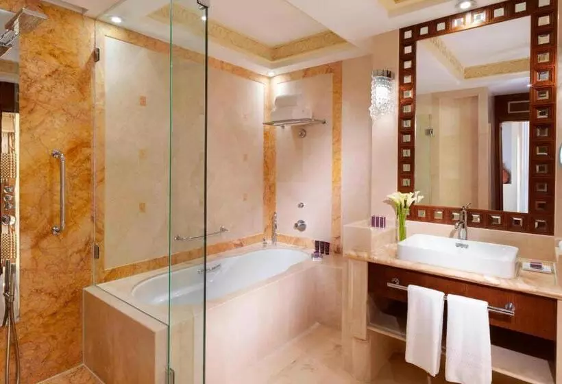 سوئیت اجرایی با چشمانداز دریا, Al Bustan Palace, A Ritzcarlton