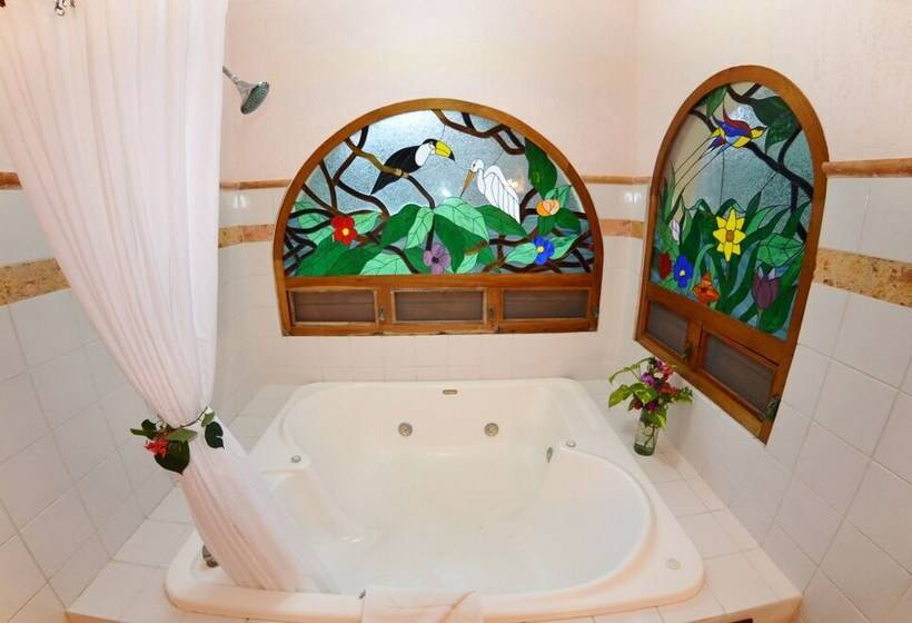 غرفة سوبيريور مزود بجاكوزى, Hacienda Uxmal Plantation & Museum