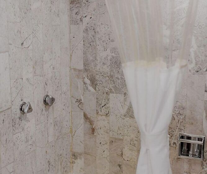 סוויטת ג'וניור, Los Aluxes