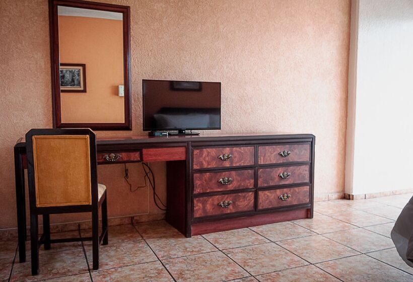 סוויטת ג'וניור, Los Aluxes