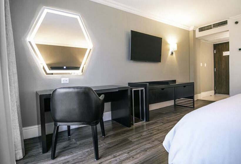 חדר אקזקיוטיב, Lucerna Tijuana