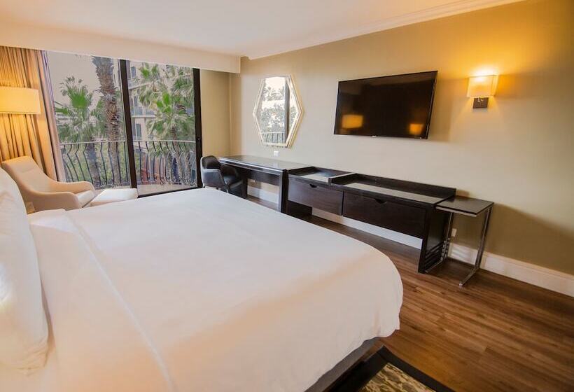 חדר אקזקיוטיב, Lucerna Tijuana