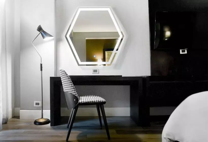 اتاق لوکس با تخت بزرگ, Lucerna Tijuana