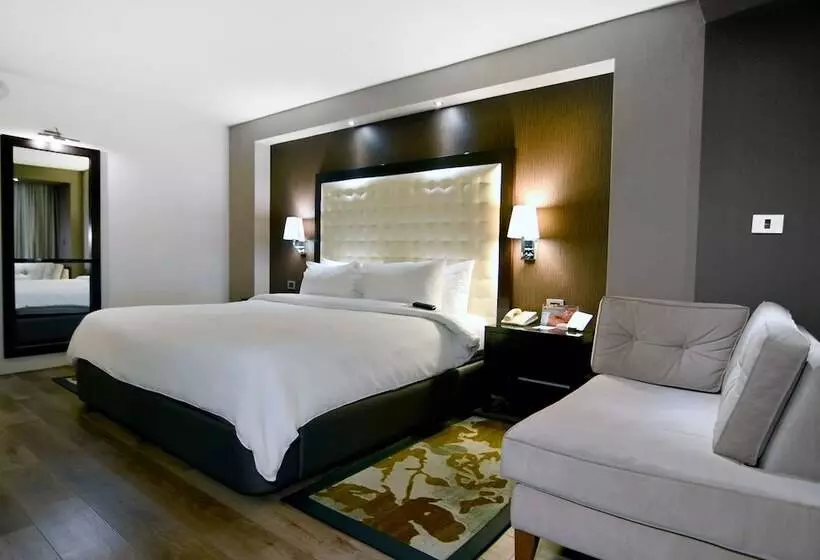 اتاق لوکس با تخت بزرگ, Lucerna Tijuana