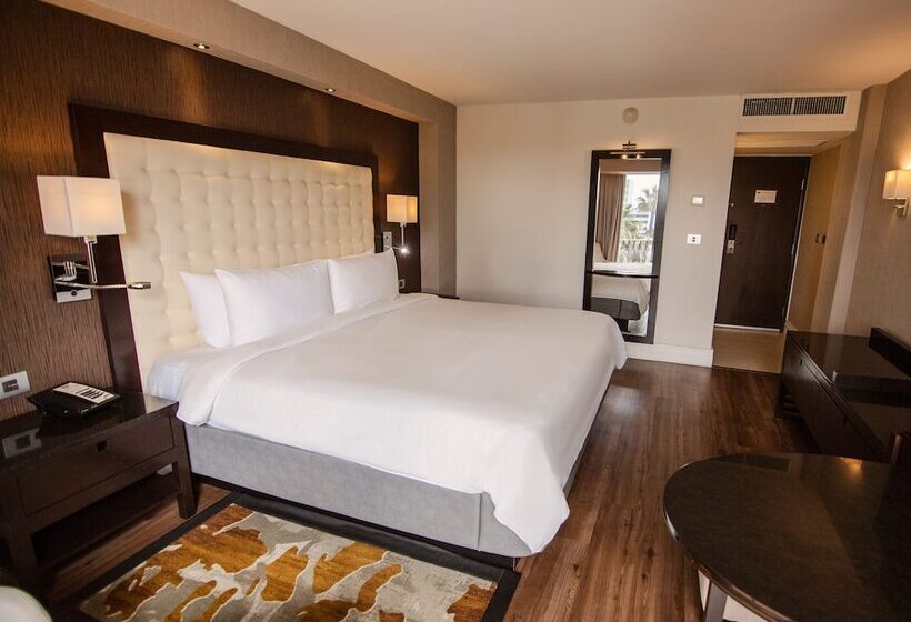 חדר דחוקס עם מיטת קינג, Lucerna Tijuana